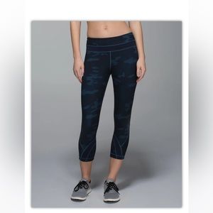 Lululemon inspire crop ll blue camo - inkwell, size 6